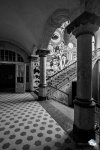 Das zentrale Treppenhaus in der Männer-Lungenklinik - im Hintergrund erkennt man großflächige Street Arts. (Foto: Eric) 