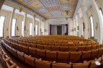 Der große Lektionssaal mit Bühne bot Platz für 500 Personen. (Foto: Eric)
