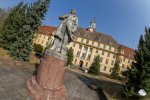 Die Lenin-Statue lässt sich aufgrund der Stufen nur schwer mit dem Haupthaus auf ein Bild bekommen. (Foto: Eric)