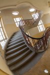Viele Details im Haupthaus: geschwungene Treppen findet man in viele 