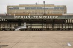 Das Vorfeld des ehemaligen Flughafens Berlin Tempelhof mit Rosinenbomber (Foto: Eric)