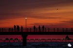 Die Seebrücke in Ahlbeck bot Dank einiger Nachtschwärmer ein tolles Silhouetten-Motiv. (Foto: Eric)