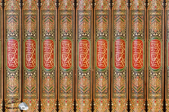 Koranen stehen in der Sultan Qaboos Moschee in Salalah bereit (Foto: Eric)