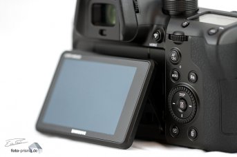 Das Klappdisplay der NX1 lässt sich per Touch bedienen (Foto: Eric)