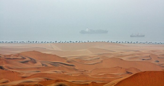 Am westlichen Ende der Namib stößt man auf den atlantischen Ozean – Wüste trifft Meer (Foto: Eric)