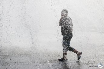 Wenn die Luft brennt, hilft eine kleine Dusche am Stachus (Foto: Eric Paul)
