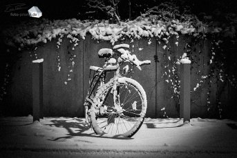 Silent Empty Winter Night - abgestelltes Fahrrad (Foto: Eric Paul)
