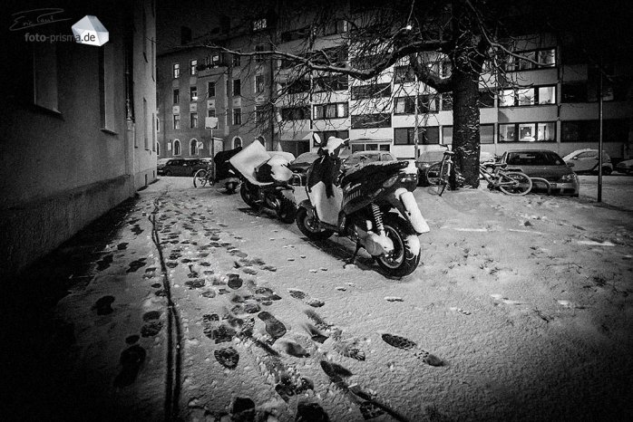 Silent Empty Winter Night - Fußspuren in der Brecherspitzstraße (Foto: Eric Paul)