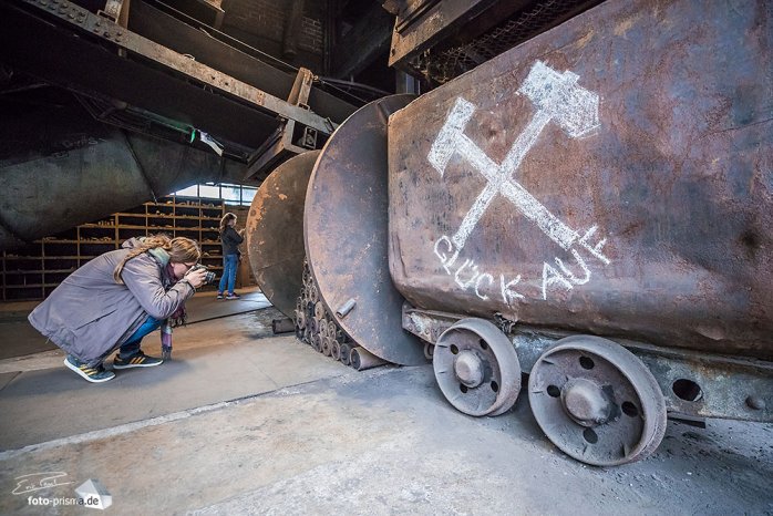 An einer alten Lore prangt noch der bekannte Ausspruch "Glück auf". (Foto: Eric Paul)