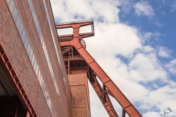 Der Doppelbockförderturm ist nicht nur von Weitem sichtbar sondern bietet auch aus der Nähe dynamische Blickwinkel. (Foto: Eric Paul)
