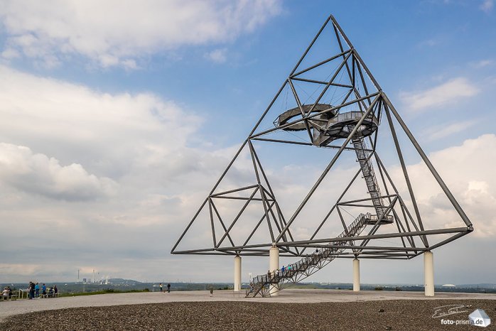 Der von weitem sichtbare Tetraeder in Bottrop steht auf einer alten Halde über der Stadt. (Foto: Eric Paul)
