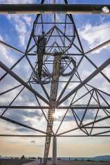 Bei tief stehender Sonne ergeben sich interessante Lichtspiele am Tetraeder. (Foto: Eric Paul)