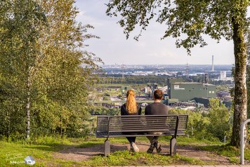 Ein Paar genießt die Aussicht von der Halde. (Foto: Eric Paul)
