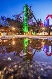 Die großen Konstruktionen im Landschaftspark werden abends bunt beleuchtet. (Foto: Eric Paul)