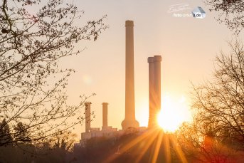 Sonnenuntergänge funktionieren eigentlich zu jeder Jahreszeit, doch herbstlicher Dunst streut das Licht stärker und erzeugt eine helle, aber dennoch dezent mystische Stimmung. (Foto: Eric Paul)