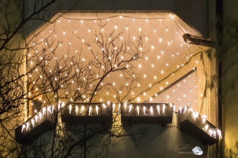 Das Katzennetz wird auf diesem Balkon zum Lichtermeer. (foto: Eric Paul)
