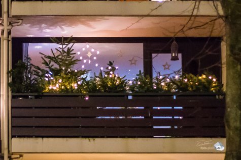 Weniger ist nicht immer mehr - dieser Balkon wurde mit reichlich Tannengrün geschmückt. (Foto: Eric Paul)