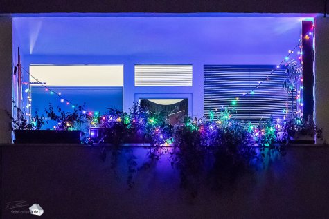 Ganz in blau strahlt dieser Balkon. (Foto: Eric Paul)