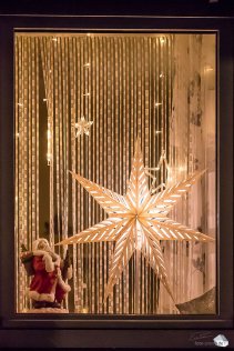 Ein kleiner Weihnachtsmann wartet in einem Giesinger Fenster. (Foto: Eric Paul)